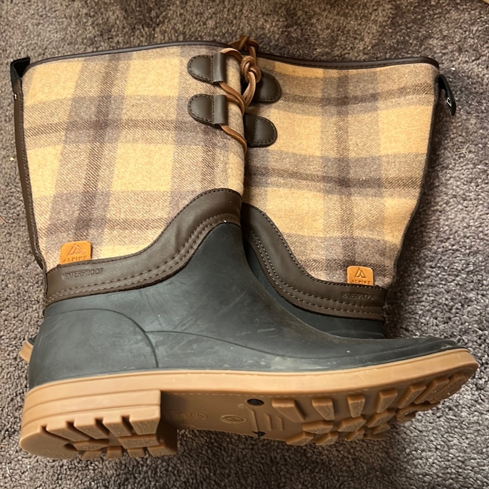 Kamik Abigail Womens Waterproof Boots size 8